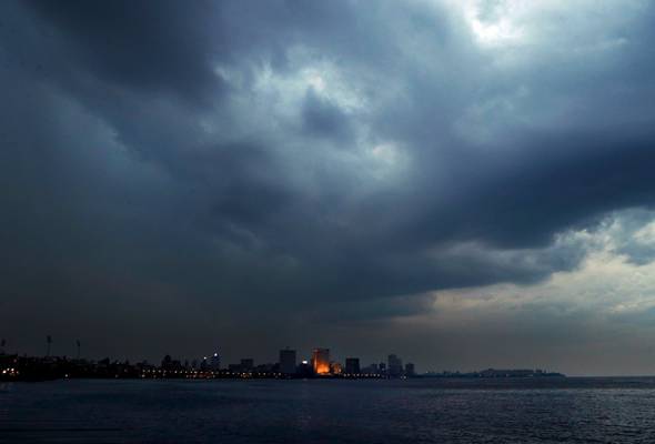 Taufan Nisarga mula membadai Mumbai Taufan Nisarga mula membadai Mumbai