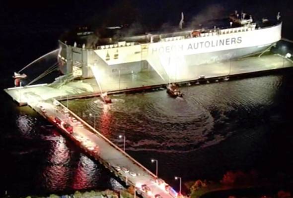 Kapal terbakar, sembilan anggota bomba dikejar ke hospital di Florida Kapal terbakar, sembilan anggota bomba dikejar ke hospital di Florida