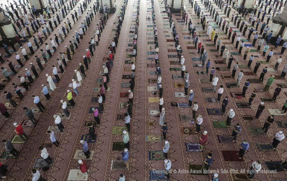 Normal baharu diterima umat Islam di negara ini ketika mengerjakan solat Jumaat yang mengkehendaki pematuhan SOP sepanjang fasa pemulihan Perintah Kawalan Pergerakan. - Foto oleh Shahir Omar/Astro AWANI Normal baharu diterima umat Islam di negara ini ketika mengerjakan solat Jumaat yang mengkehendaki pematuhan SOP sepanjang fasa pemulihan Perintah Kawalan Pergerakan. - Foto oleh Shahir Omar/Astro AWANI