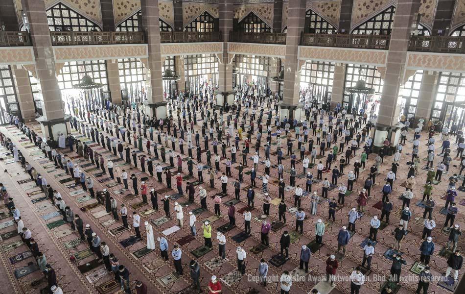 Formasi saf para jemaah ketika bersedia untuk menunaikan solat Jumaat yang turut menggunakan sejadah masing-masing sebagai langkah pencegahan jangkitan COVID-19. - Foto oleh Shahir Omar/Astro AWANI Formasi saf para jemaah ketika bersedia untuk menunaikan solat Jumaat yang turut menggunakan sejadah masing-masing sebagai langkah pencegahan jangkitan COVID-19. - Foto oleh Shahir Omar/Astro AWANI