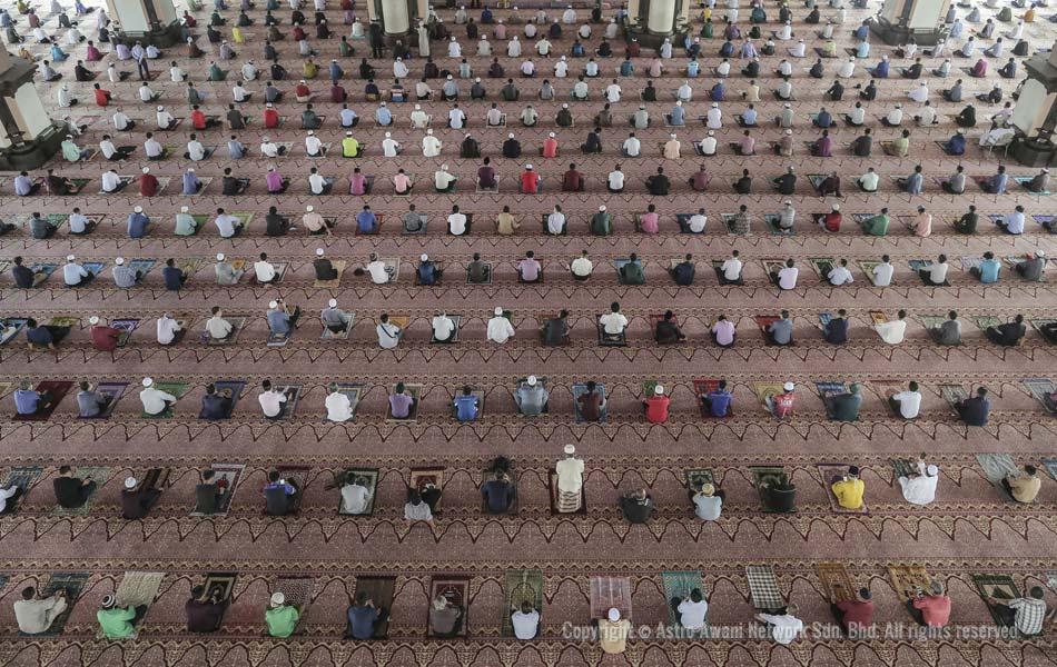Para jemaah sedang duduk dalam jarakan sosial 1 meter ketika mendengar ucapan khutbah Jumaat oleh khatib di Masjid Putra. - Foto oleh Shahir Omar/Astro AWANI Para jemaah sedang duduk dalam jarakan sosial 1 meter ketika mendengar ucapan khutbah Jumaat oleh khatib di Masjid Putra. - Foto oleh Shahir Omar/Astro AWANI