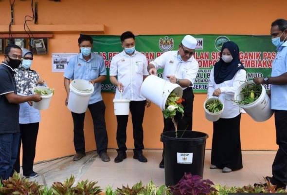 MBSP guna lalat hasilkan bahan kompos daripada sisa organik MBSP guna lalat hasilkan bahan kompos daripada sisa organik