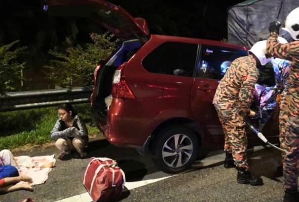 MPV rempuh belakang treler, 7 sekeluarga nyaris maut MPV rempuh belakang treler, 7 sekeluarga nyaris maut