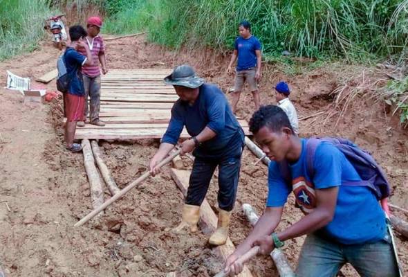 Pelajar Orang Asli rentas jalan balak berlumpur kembali ke sekolah Pelajar Orang Asli rentas jalan balak berlumpur kembali ke sekolah