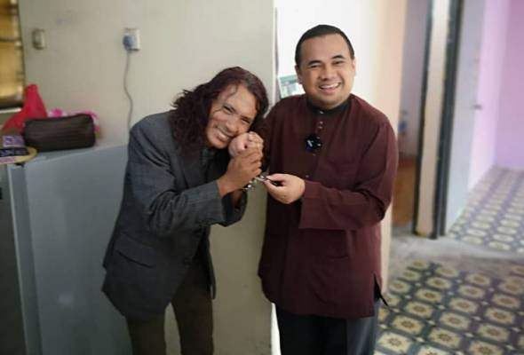 To'ki akhirnya terima kunci rumah To'ki akhirnya terima kunci rumah