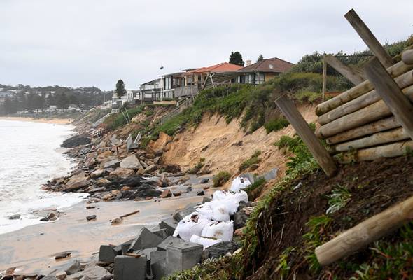 Ombak besar sebabkan hakisan pantai di Sydney Ombak besar sebabkan hakisan pantai di Sydney