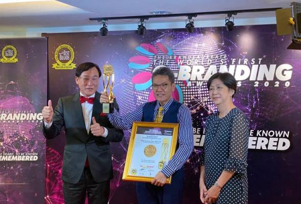 Komposer terkenal Wah Idris terima Anugerah BrandLaureate Komposer terkenal Wah Idris terima Anugerah BrandLaureate