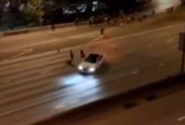 Peserta protes maut dirempuh kereta Peserta protes maut dirempuh kereta