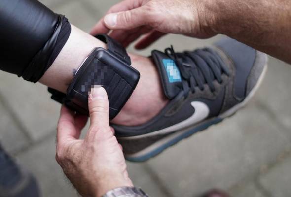 Enggan tandatangan dokumen kuarantin diri, pasangan ini dipakaikan 'ankle monitor' Enggan tandatangan dokumen kuarantin diri, pasangan ini dipakaikan 'ankle monitor'