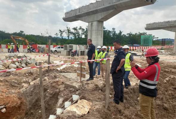 Pekerja buruh binaan maut tertimbus Pekerja buruh binaan maut tertimbus