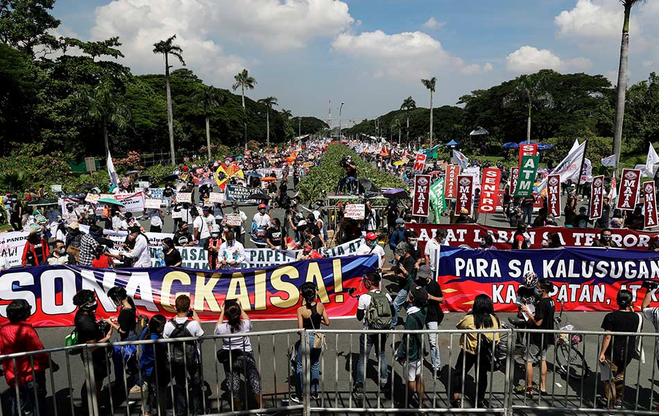 Ratusan penunjuk perasaan berarak mengadakan protes menentang undang-undang anti-keganasan baharu dan pelbagai isu lain pada Isnin di ibu negara Filipina. Ratusan penunjuk perasaan berarak mengadakan protes menentang undang-undang anti-keganasan baharu dan pelbagai isu lain pada Isnin di ibu negara Filipina.