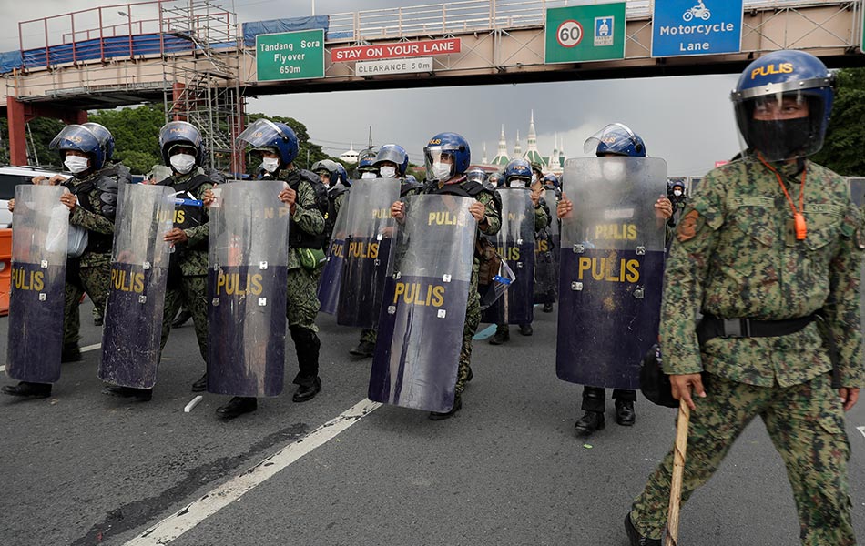 Anggota polis mengadakan sekatan di laluan masuk ke Dewan Perwakilan di mana Duterte dijangka membuat pengumuman pada Isnin, 27 Julai 2020 di Metro Manila. Anggota polis mengadakan sekatan di laluan masuk ke Dewan Perwakilan di mana Duterte dijangka membuat pengumuman pada Isnin, 27 Julai 2020 di Metro Manila.
