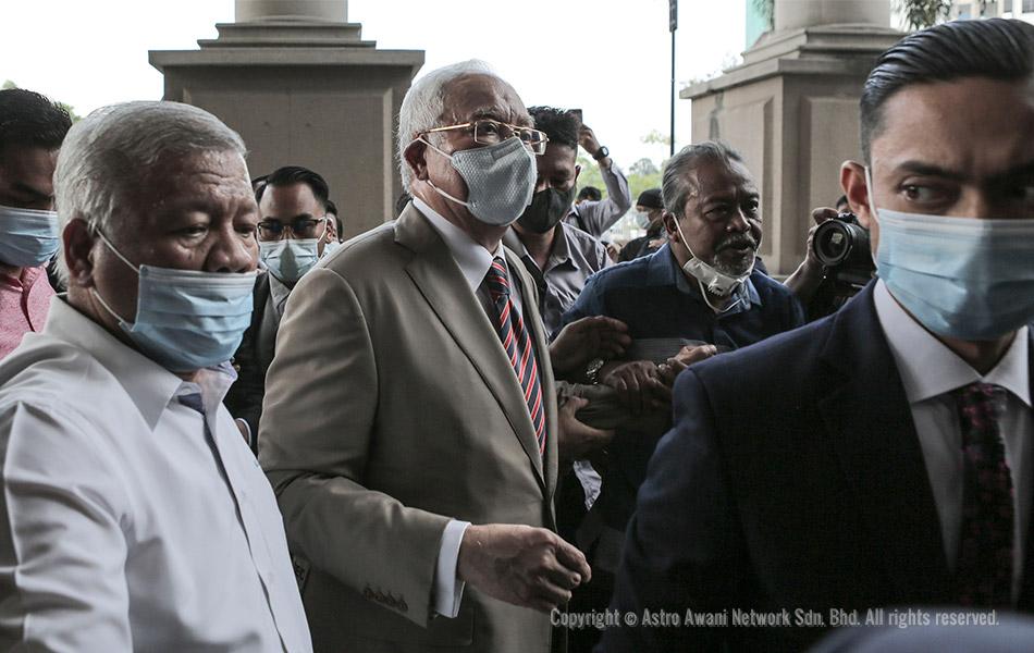 Bekas Perdana Menteri Datuk Seri Najib Tun Razak tiba sekitar jam 9:30 pagi. Beliau dilihat memakai sut berwarna kuning air dan pelitup muka. - Foto ASTRO AWANI / SHAHIR OMAR Bekas Perdana Menteri Datuk Seri Najib Tun Razak tiba sekitar jam 9:30 pagi. Beliau dilihat memakai sut berwarna kuning air dan pelitup muka. - Foto ASTRO AWANI / SHAHIR OMAR