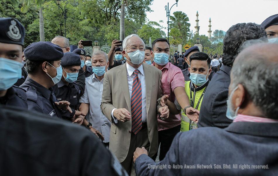 Najib berdepan tiga pertuduhan pecah amanah, tiga pertuduhan pengubahan wang haram dan satu pertuduhan salah guna kuasa berhubung dana SRC International. - Foto ASTRO AWANI / SHAHIR OMAR Najib berdepan tiga pertuduhan pecah amanah, tiga pertuduhan pengubahan wang haram dan satu pertuduhan salah guna kuasa berhubung dana SRC International. - Foto ASTRO AWANI / SHAHIR OMAR