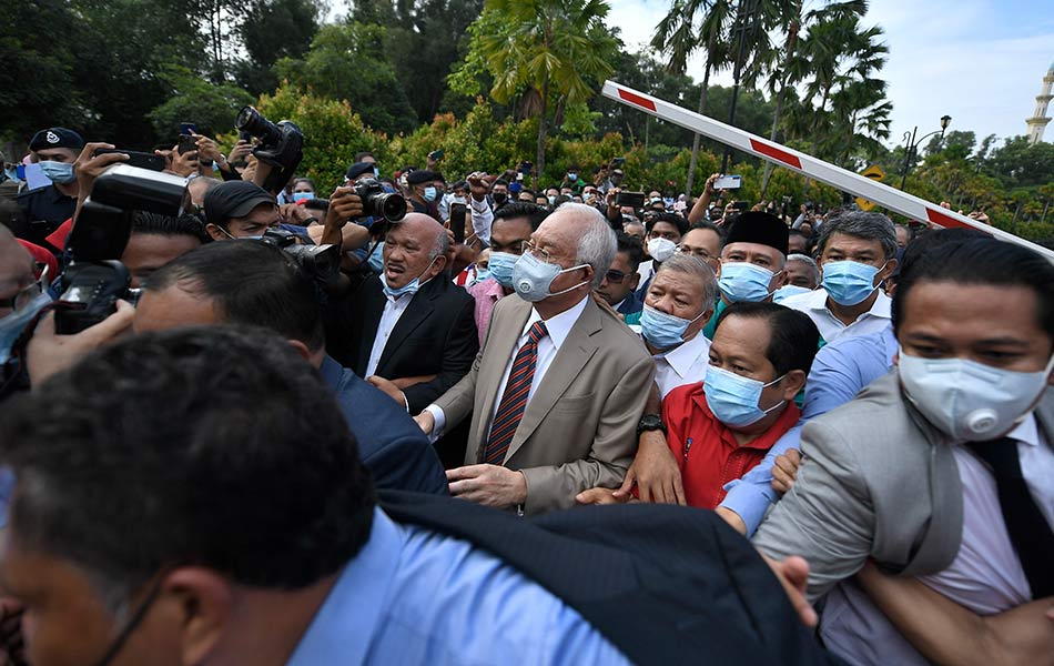 Setiausaha Agung UMNO Ahmad Maslan (berbaju merah) turut hadir memberi sokongan kepada Datuk Seri Najib Tun Razak di Mahkamah Tinggi Kuala Lumpur pada Selasa. - Bernama Setiausaha Agung UMNO Ahmad Maslan (berbaju merah) turut hadir memberi sokongan kepada Datuk Seri Najib Tun Razak di Mahkamah Tinggi Kuala Lumpur pada Selasa. - Bernama
