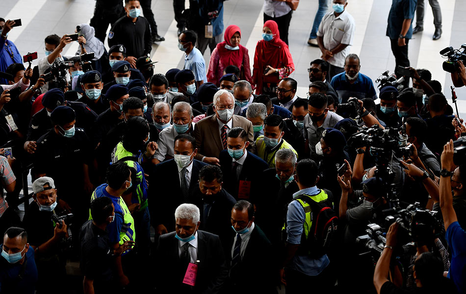 Najib tiba di pekarangan mahkamah pada pukul 9.30 pagi Selasa diiringi peguam dan penyokongnya. Hadir sama menemaninya ialah Presiden UMNO Datuk Seri Ahmad Zahid Hamidi dan Timbalan Presiden, Datuk Seri Mohamad Hassan. - Bernama Najib tiba di pekarangan mahkamah pada pukul 9.30 pagi Selasa diiringi peguam dan penyokongnya. Hadir sama menemaninya ialah Presiden UMNO Datuk Seri Ahmad Zahid Hamidi dan Timbalan Presiden, Datuk Seri Mohamad Hassan. - Bernama