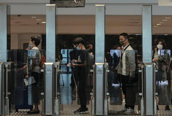 Dua rakyat Malaysia tiba dari luar negara dibawa ke hospital ...