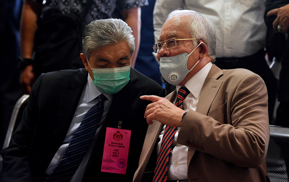 Bekas Perdana Menteri Datuk Seri Najib Tun Razak (kanan) bersama Presiden UMNO, Datuk Seri Dr Ahmad Zahid Hamidi di Kompleks Mahkamah Kuala Lumpur. - Bernama Bekas Perdana Menteri Datuk Seri Najib Tun Razak (kanan) bersama Presiden UMNO, Datuk Seri Dr Ahmad Zahid Hamidi di Kompleks Mahkamah Kuala Lumpur. - Bernama