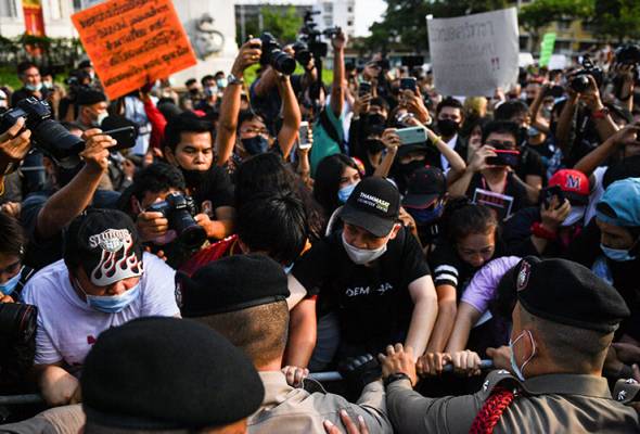 Ribuan sertai tunjuk perasaan kecam pemerintahan Prayut Ribuan sertai tunjuk perasaan kecam pemerintahan Prayut