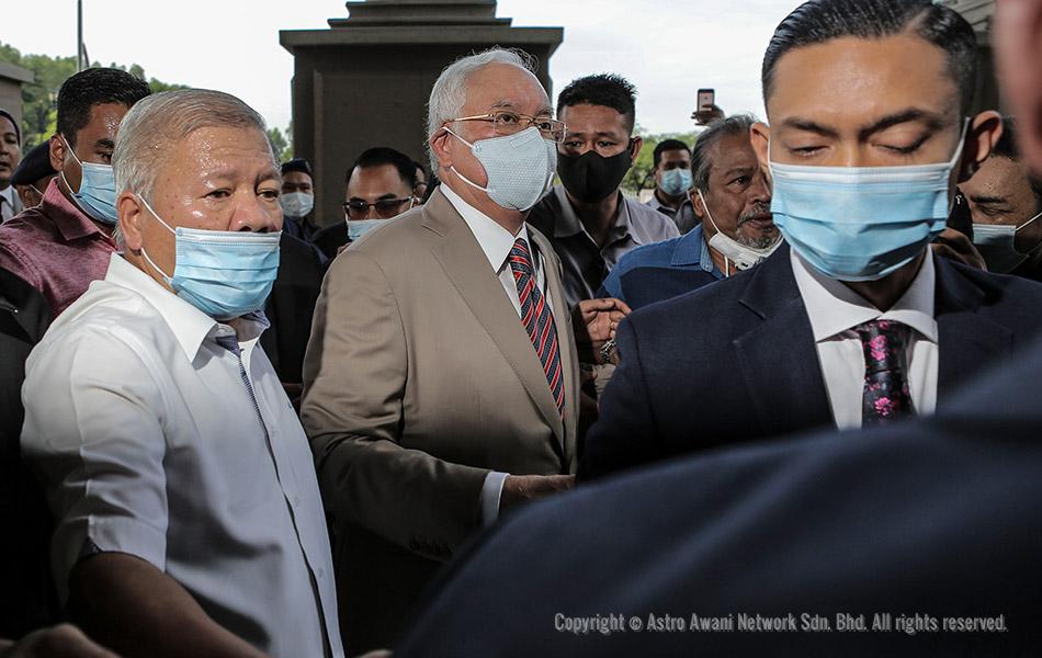 Najib yang diwakili Peguam Bela Tan Sri Muhammad Shafee Abdullah berdepan tiga pertuduhan pecah amanah, tiga pertuduhan pengubahan wang haram dan satu pertuduhan salah guna kuasa berhubung dana SRC International - Foto ASTRO AWANI / SHAHIR OMAR Najib yang diwakili Peguam Bela Tan Sri Muhammad Shafee Abdullah berdepan tiga pertuduhan pecah amanah, tiga pertuduhan pengubahan wang haram dan satu pertuduhan salah guna kuasa berhubung dana SRC International - Foto ASTRO AWANI / SHAHIR OMAR