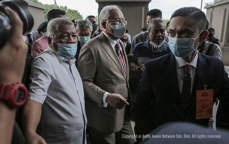 Kehadiran Datuk Seri Najib Tun Razak turut disambut ratusan penyokongnya yang menunggu di perkarangan Kompleks Mahkamah Kuala Lumpur. - Foto ASTRO AWANI / SHAHIR OMAR Kehadiran Datuk Seri Najib Tun Razak turut disambut ratusan penyokongnya yang menunggu di perkarangan Kompleks Mahkamah Kuala Lumpur. - Foto ASTRO AWANI / SHAHIR OMAR