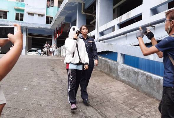 Campak bayi dari tingkat 13: Ibu muda didakwa membunuh Campak bayi dari tingkat 13: Ibu muda didakwa membunuh