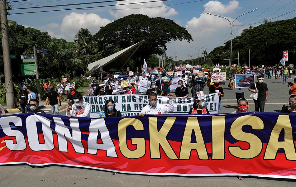 Penunjuk perasaan berhimpun bagi menyatakan bantahan terhadap kenyataan oleh Presiden Filipina, Rodrigo Duterte pada Isnin, 27 Julai 2020 di Metro Manila. -AP Penunjuk perasaan berhimpun bagi menyatakan bantahan terhadap kenyataan oleh Presiden Filipina, Rodrigo Duterte pada Isnin, 27 Julai 2020 di Metro Manila. -AP