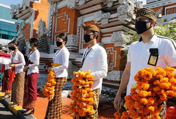 Pusat peranginan Bali dibuka semula selepas empat bulan ditutup Pusat peranginan Bali dibuka semula selepas empat bulan ditutup
