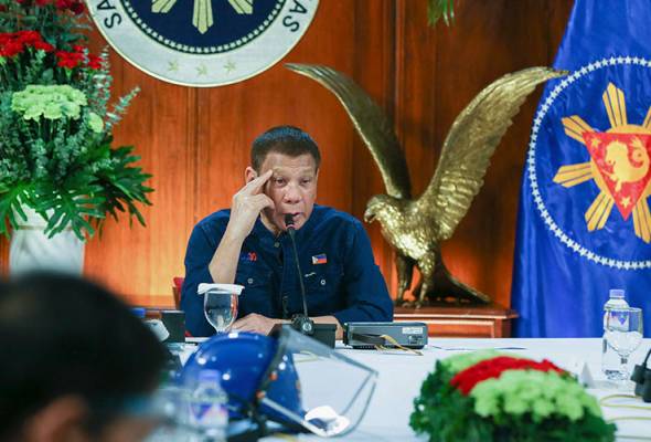 Saranan Duterte, cuci pelitup muka guna minyak tanah cetus kekhuatiran Saranan Duterte, cuci pelitup muka guna minyak tanah cetus kekhuatiran