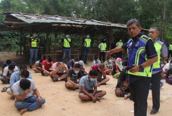76 ditahan terlibat aktiviti judi sabung ayam, bola golek, belangkas 76 ditahan terlibat aktiviti judi sabung ayam, bola golek, belangkas