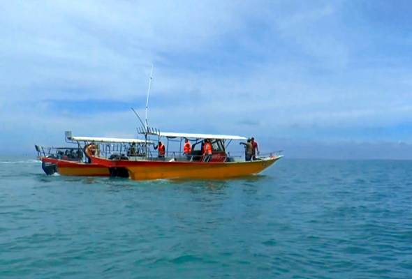 Pencarian nelayan asing jatuh laut ditangguh hingga ada petunjuk baharu Pencarian nelayan asing jatuh laut ditangguh hingga ada petunjuk baharu