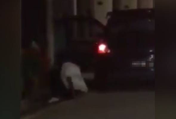 Video tular: Penganggur pukul dan tolak isteri dari kereta ditahan Video tular: Penganggur pukul dan tolak isteri dari kereta ditahan