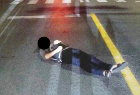 Polis Okinawa 'pening' orang ramai suka tidur di tengah jalan Polis Okinawa 'pening' orang ramai suka tidur di tengah jalan