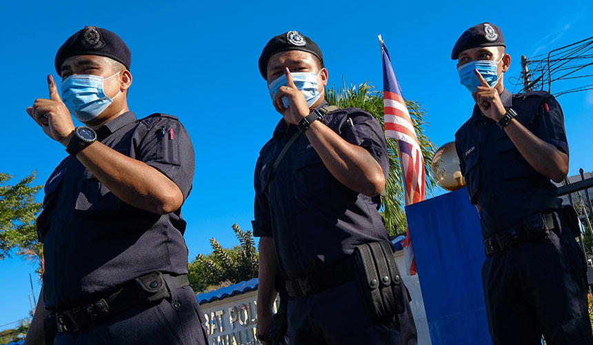 Pusat pengundian awal PRK DUN Slim di IPD Muallim dibuka hingga 5 petang ini. Pusat pengundian awal PRK DUN Slim di IPD Muallim dibuka hingga 5 petang ini.