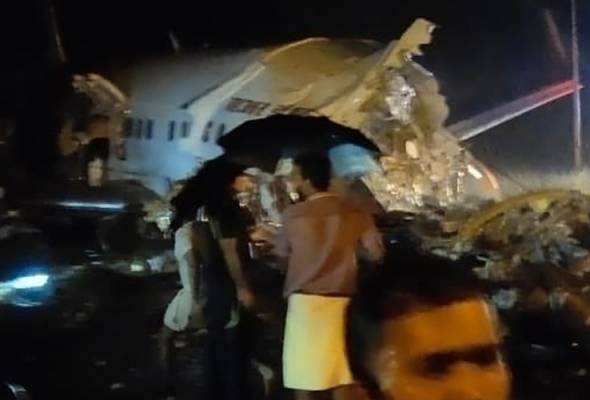 Pesawat Air India Express tergelincir, terbelah dua ketika mendarat Pesawat Air India Express tergelincir, terbelah dua ketika mendarat