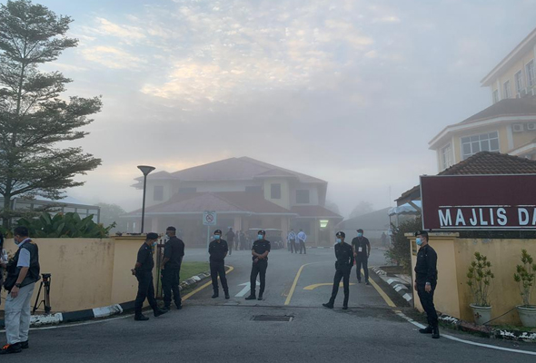 Slim Memilih: Pusat penamaan calon mula dibuka 8 pagi Slim Memilih: Pusat penamaan calon mula dibuka 8 pagi