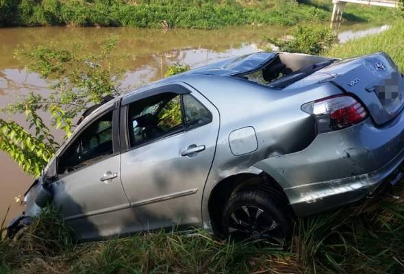Guru besar mati lemas kereta terhumban dalam sungai Guru besar mati lemas kereta terhumban dalam sungai