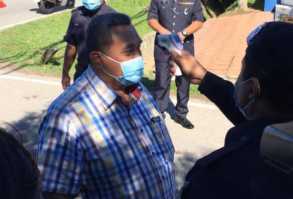 Slim Memilih: Pakai baju lambang parti, calon BN mengaku 'terlupa', sebelum tukar baju Slim Memilih: Pakai baju lambang parti, calon BN mengaku 'terlupa', sebelum tukar baju