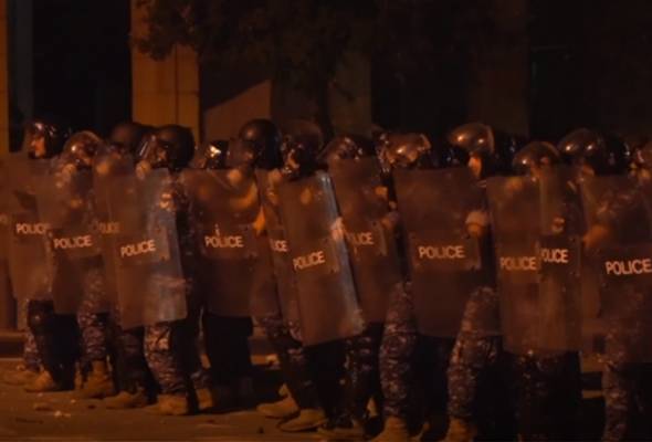 Polis Lubnan lepaskan gas pemedih mata lerai tunjuk perasaan Polis Lubnan lepaskan gas pemedih mata lerai tunjuk perasaan