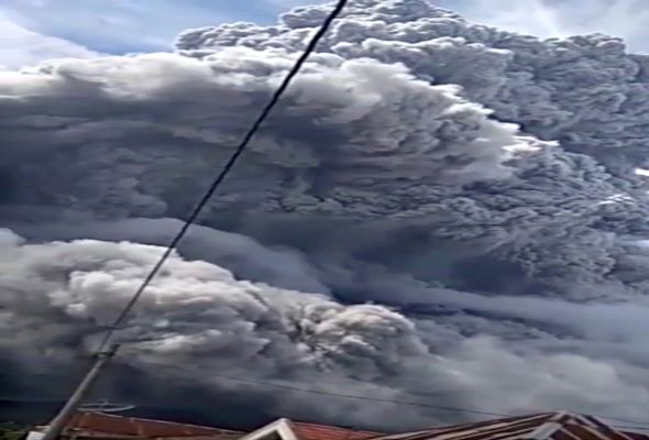 Indonesia volcano spews huge ash cloud in second eruption in three days Indonesia volcano spews huge ash cloud in second eruption in three days