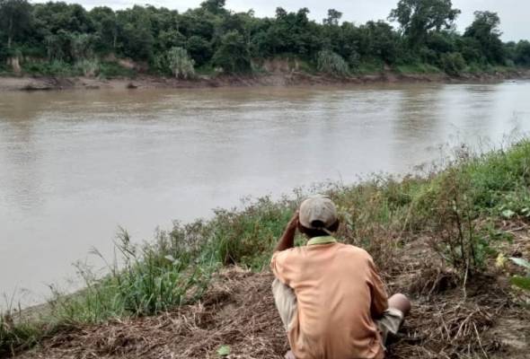 Kanak-kanak disambar buaya ketika turun ke sungai bersama bapa Kanak-kanak disambar buaya ketika turun ke sungai bersama bapa