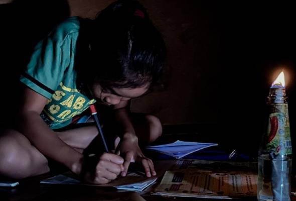 Terpaksa 'berdamai' dengan asap jelaga: 'Tiada elektrik, saya belajar guna lampu pelita' Terpaksa 'berdamai' dengan asap jelaga: 'Tiada elektrik, saya belajar guna lampu pelita'