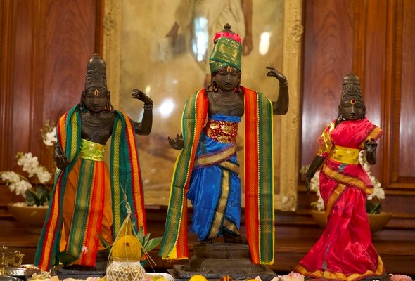 UK hands over to India statues stolen from Hindu temple in 1978 UK hands over to India statues stolen from Hindu temple in 1978
