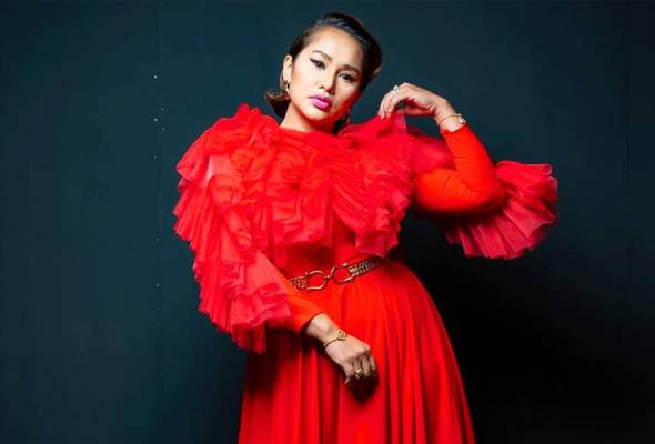 Big Stage: Kak Lina tak baca komen negatif sebab... Big Stage: Kak Lina tak baca komen negatif sebab...