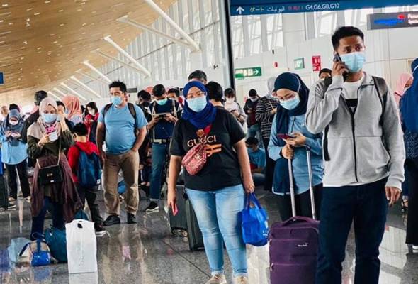 Proses saringan COVID-19 di KLIA terkawal Proses saringan COVID-19 di KLIA terkawal