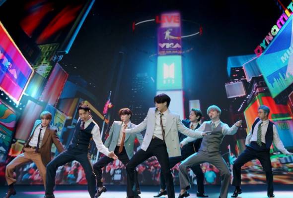 BTS jadi kumpulan Korea Selatan pertama duduki tangga teratas carta Billboard BTS jadi kumpulan Korea Selatan pertama duduki tangga teratas carta Billboard
