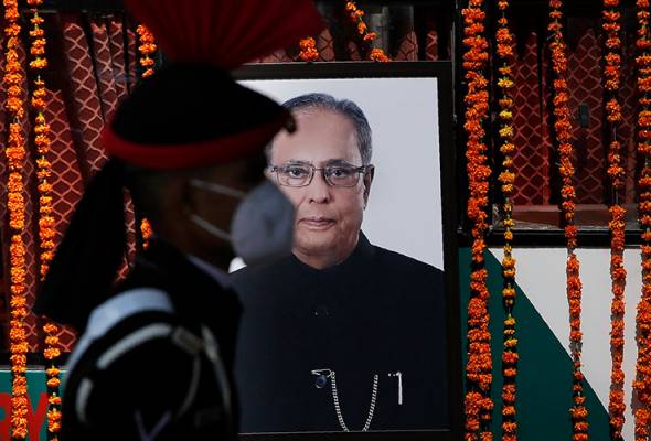 Perjalanan terakhir bekas presiden India Pranab Mukherjee diberi penghormatan ketenteraan Perjalanan terakhir bekas presiden India Pranab Mukherjee diberi penghormatan ketenteraan