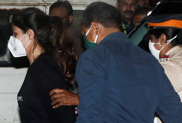 Aktres Bollywood ditahan dipercayai edar dadah, sebabkan kematian teman lelaki Aktres Bollywood ditahan dipercayai edar dadah, sebabkan kematian teman lelaki