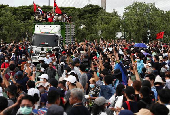 Ribuan pelajar berhimpun, desak kerajaan Thailand dibubarkan Ribuan pelajar berhimpun, desak kerajaan Thailand dibubarkan