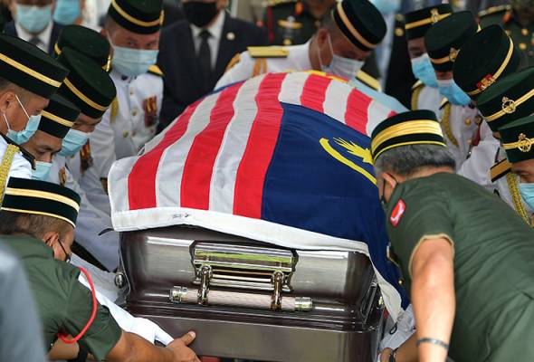 Mendiang Awang Raweng disemadikan di Makam Pahlawan Mendiang Awang Raweng disemadikan di Makam Pahlawan